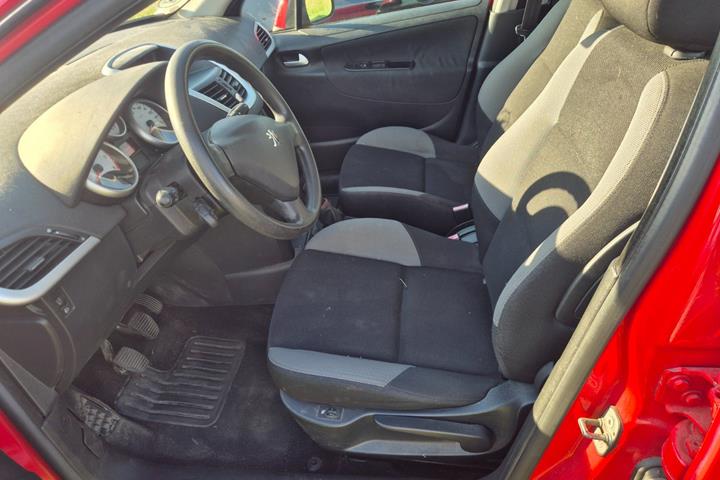 Rød Peugeot 207 fra 2008