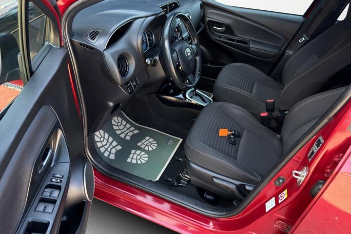 Rød Toyota Yaris fra 2017