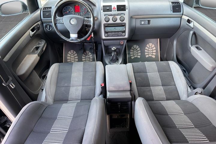 Sort VW Touran fra 2009