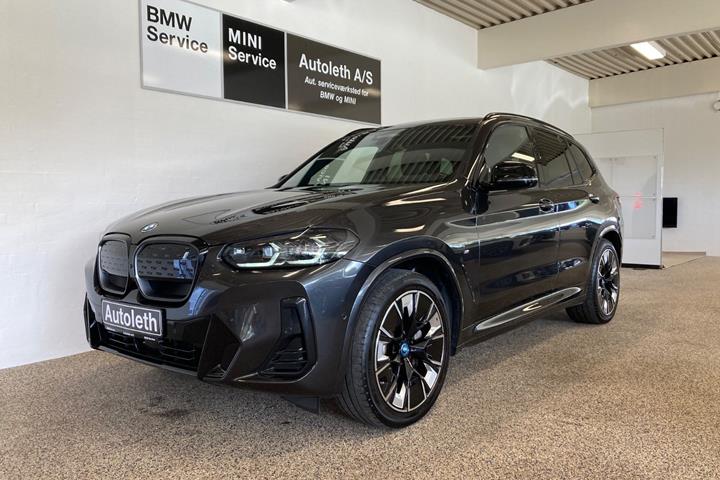 Grå BMW iX3 fra 2022 set udefra