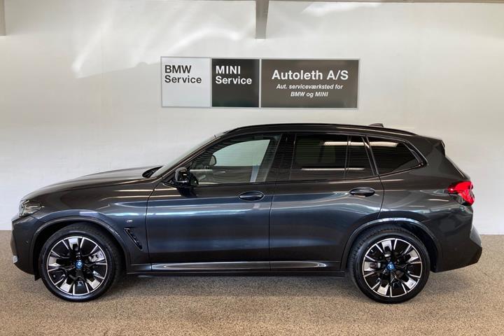 Grå BMW iX3 fra 2022