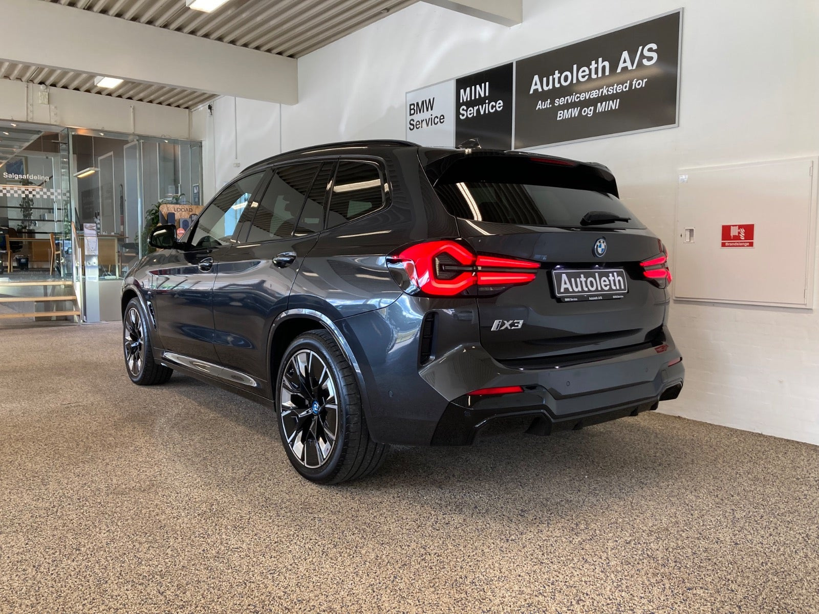 Grå BMW iX3 fra 2022