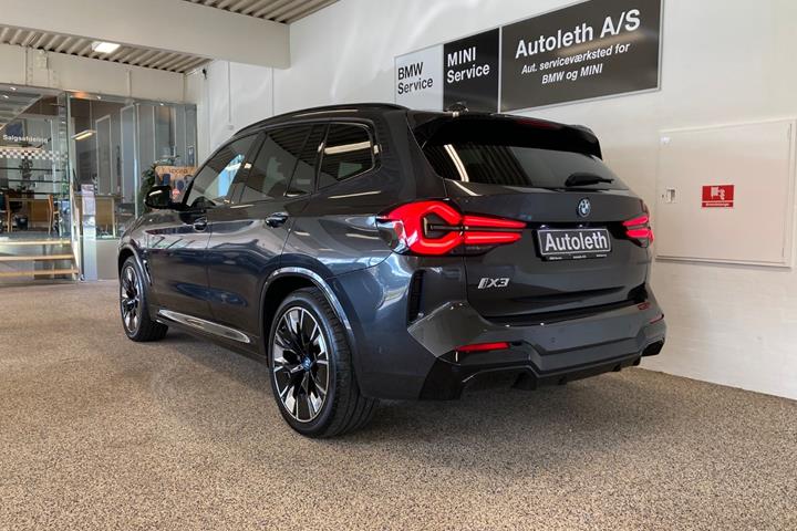 Grå BMW iX3 fra 2022