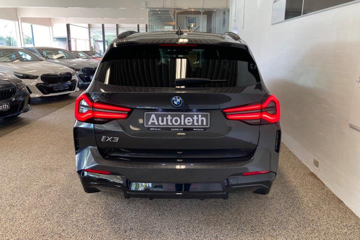 Grå BMW iX3 fra 2022