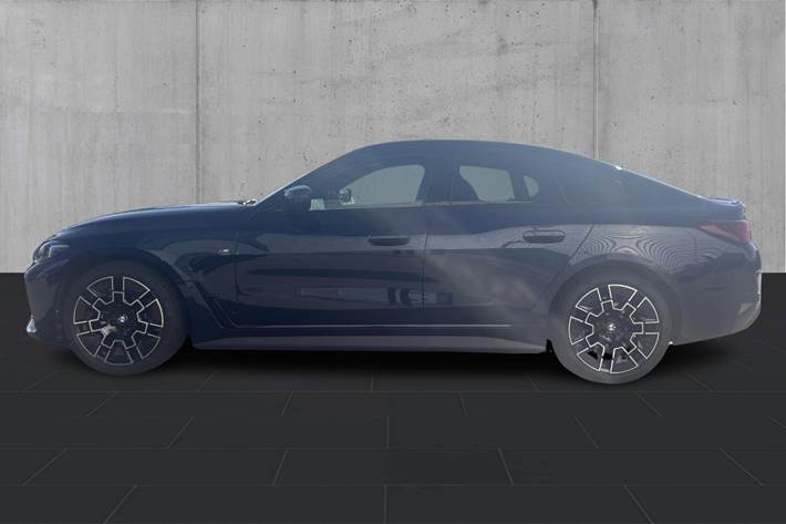 Blå BMW i4 fra 2025