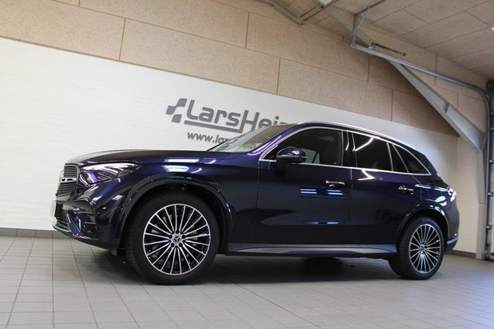 Blå Mercedes GLC300 e fra 2023