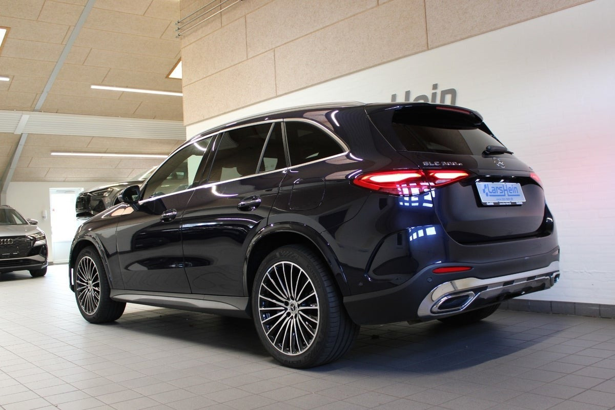 Blå Mercedes GLC300 e fra 2023