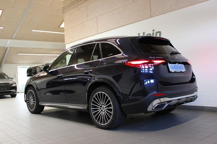 Blå Mercedes GLC300 e fra 2023