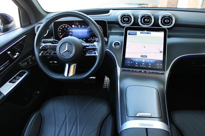 Blå Mercedes GLC300 e fra 2023