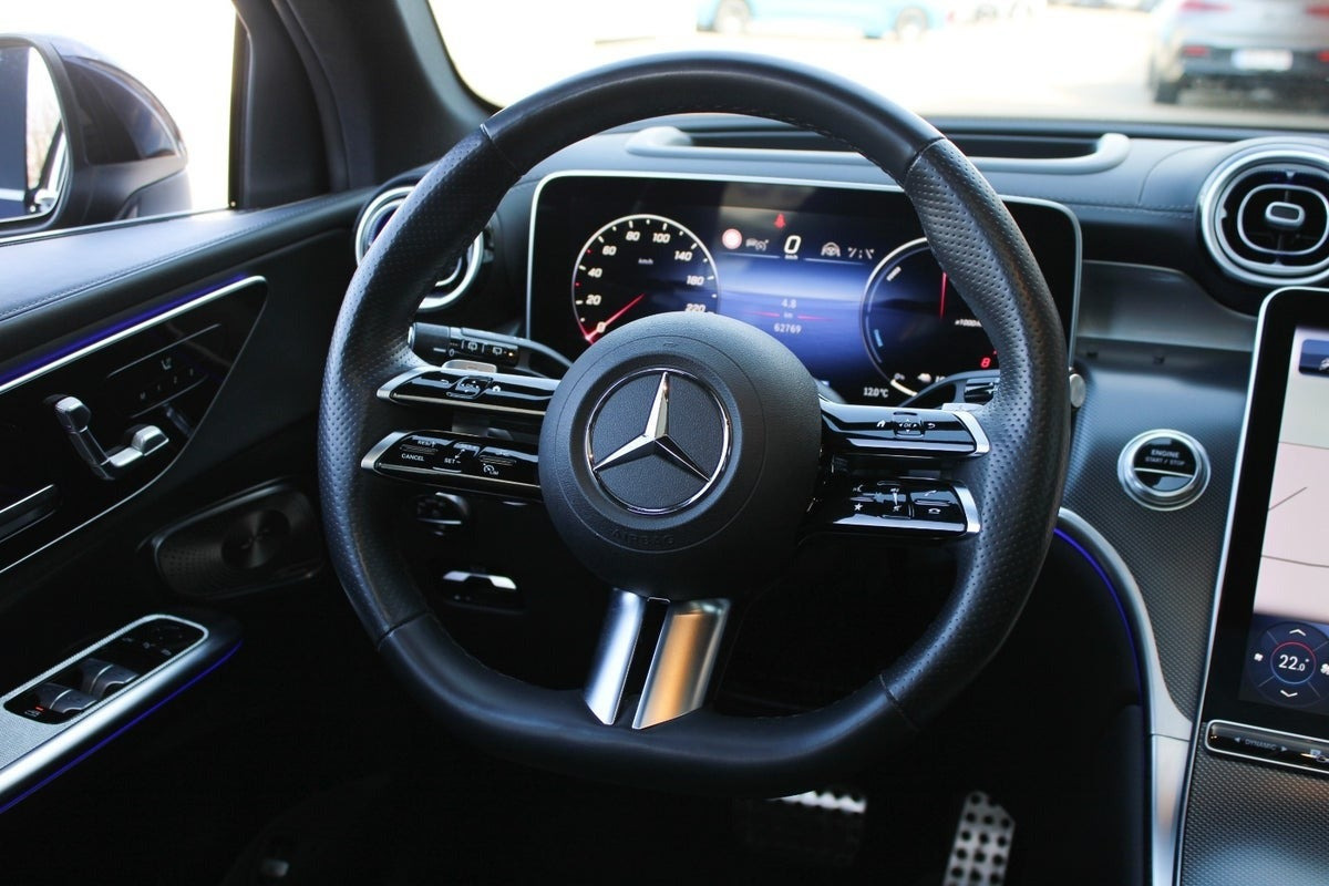 Blå Mercedes GLC300 e fra 2023