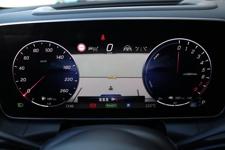 Blå Mercedes GLC300 e fra 2023