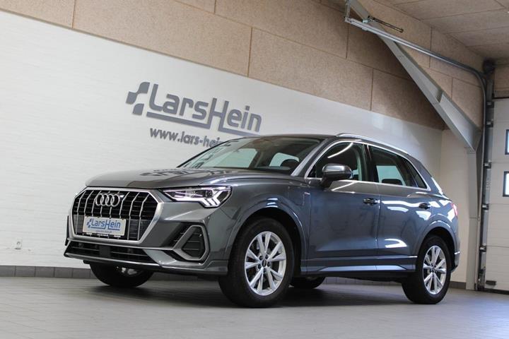 Grå Audi Q3 fra 2023 set udefra