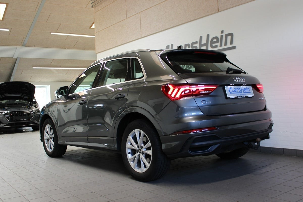 Grå Audi Q3 fra 2023