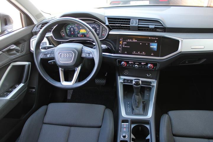 Grå Audi Q3 fra 2023