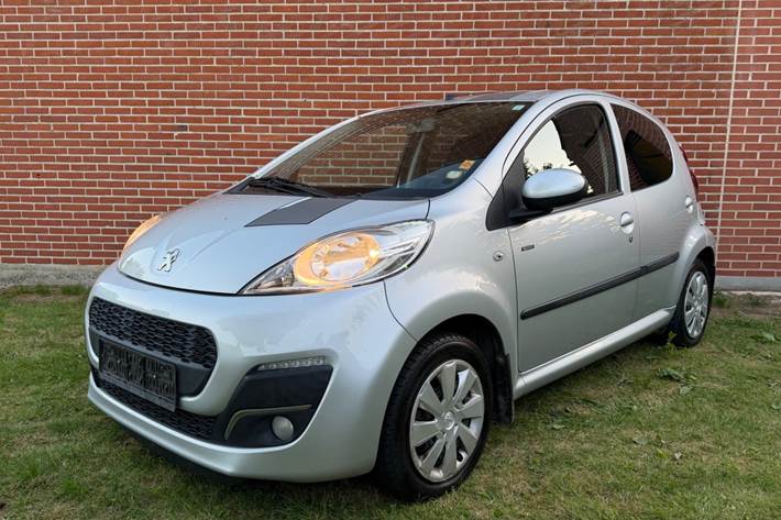 Sølv Peugeot 107 fra 2012 set udefra