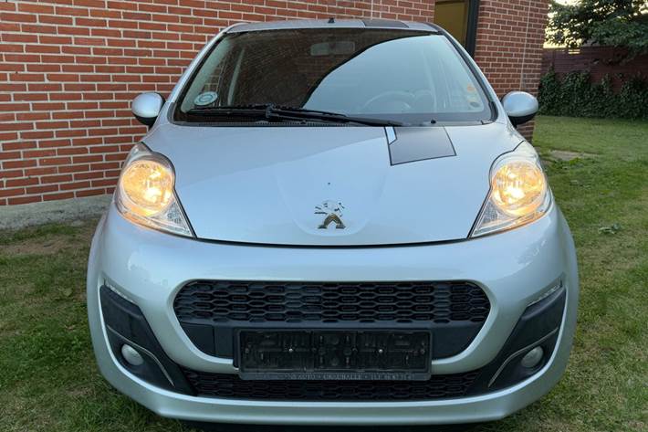 Sølv Peugeot 107 fra 2012