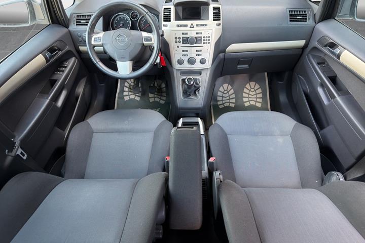 Sølv Opel Zafira fra 2008