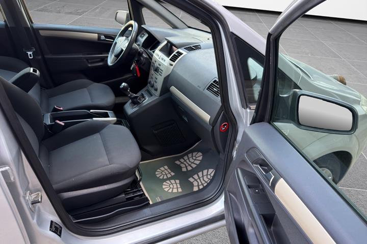 Sølv Opel Zafira fra 2008