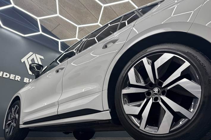 Hvid Skoda Enyaq fra 2026