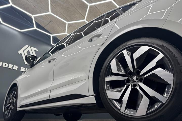 Hvid Skoda Enyaq fra 2026