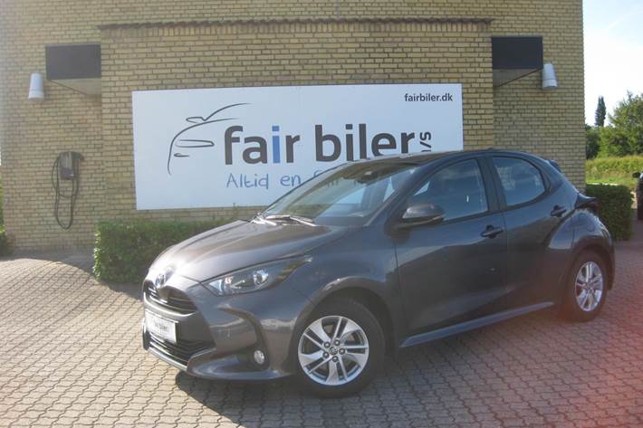 Grå Toyota Yaris fra 2023