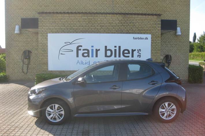 Grå Toyota Yaris fra 2023