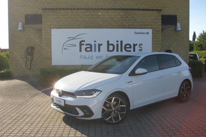 Hvid VW Polo fra 2024 set udefra