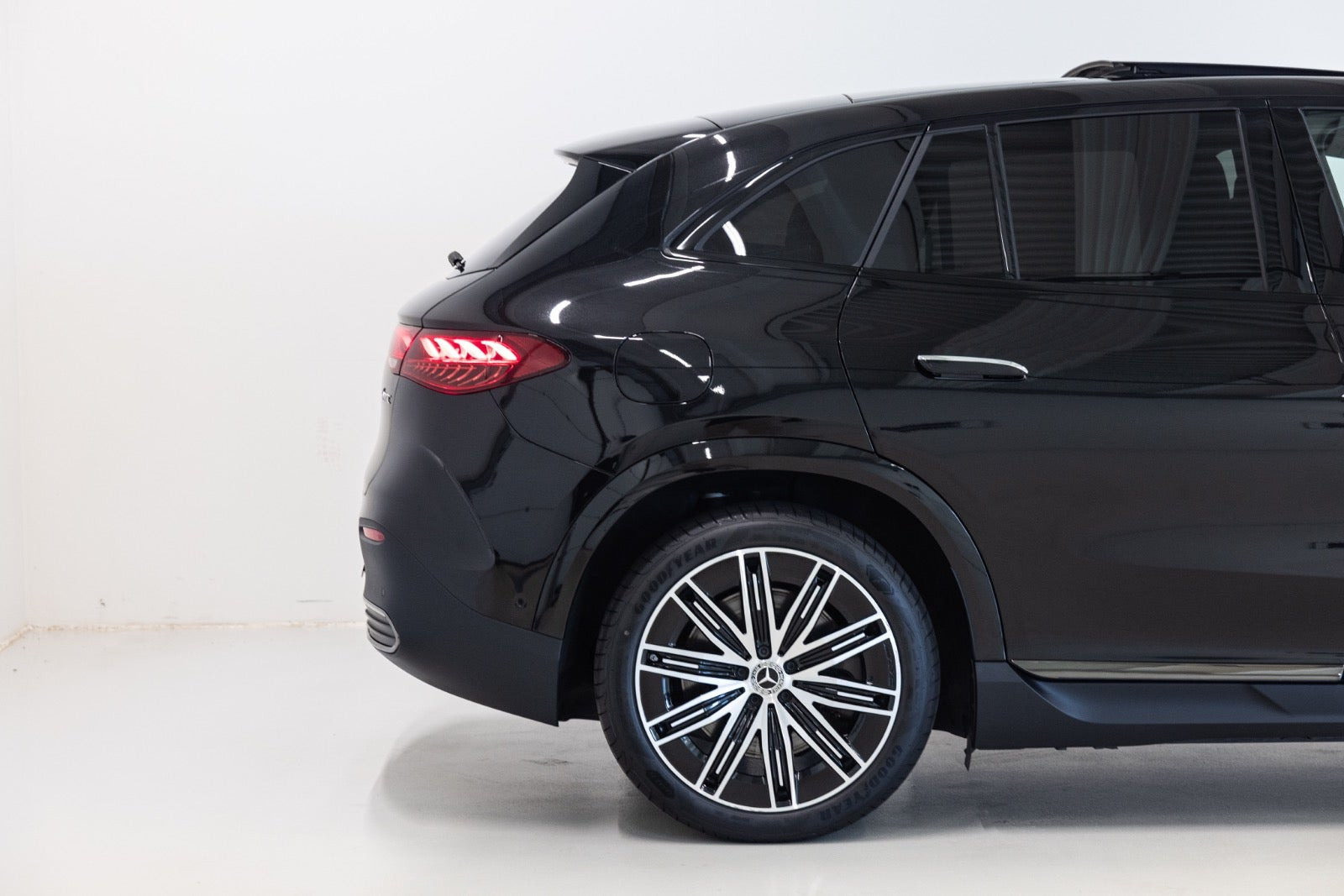 Sort Mercedes EQE350 SUV fra 2026