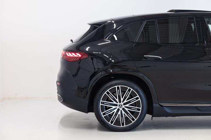 Sort Mercedes EQE350 SUV fra 2026