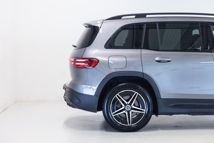 Grå Mercedes EQB250+ fra 2026