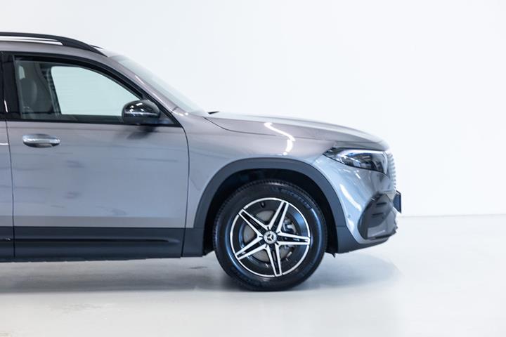 Grå Mercedes EQB250+ fra 2026
