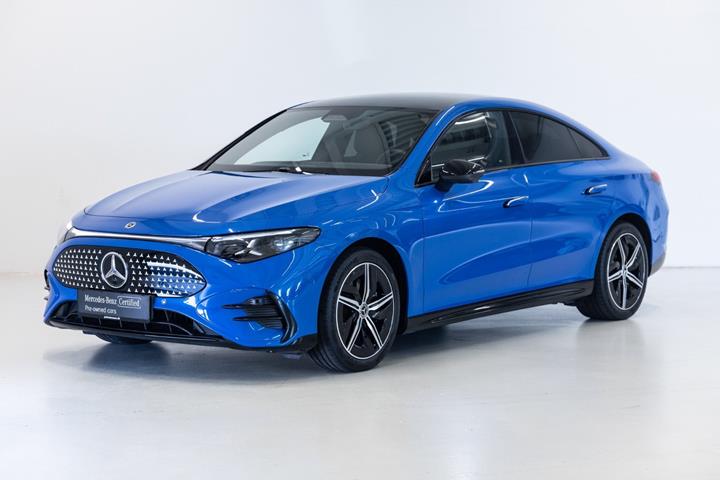 Blå Mercedes CLA350 fra 2025 set udefra