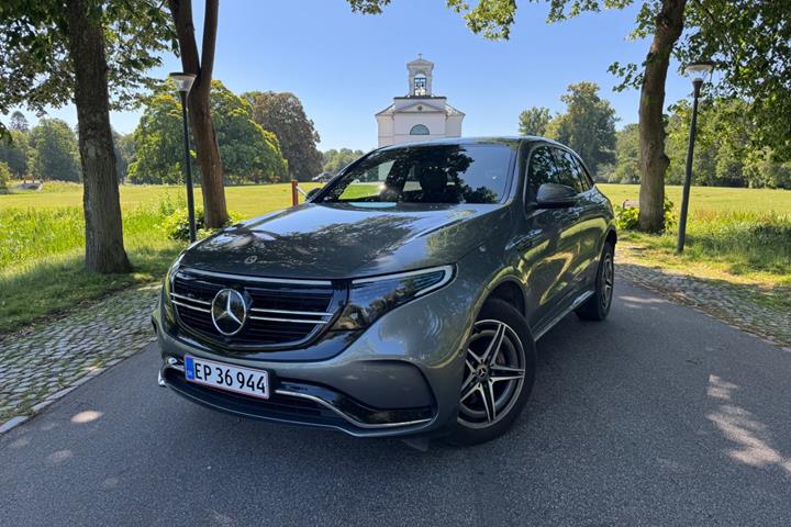 Grå Mercedes EQC400 fra 2023 set udefra