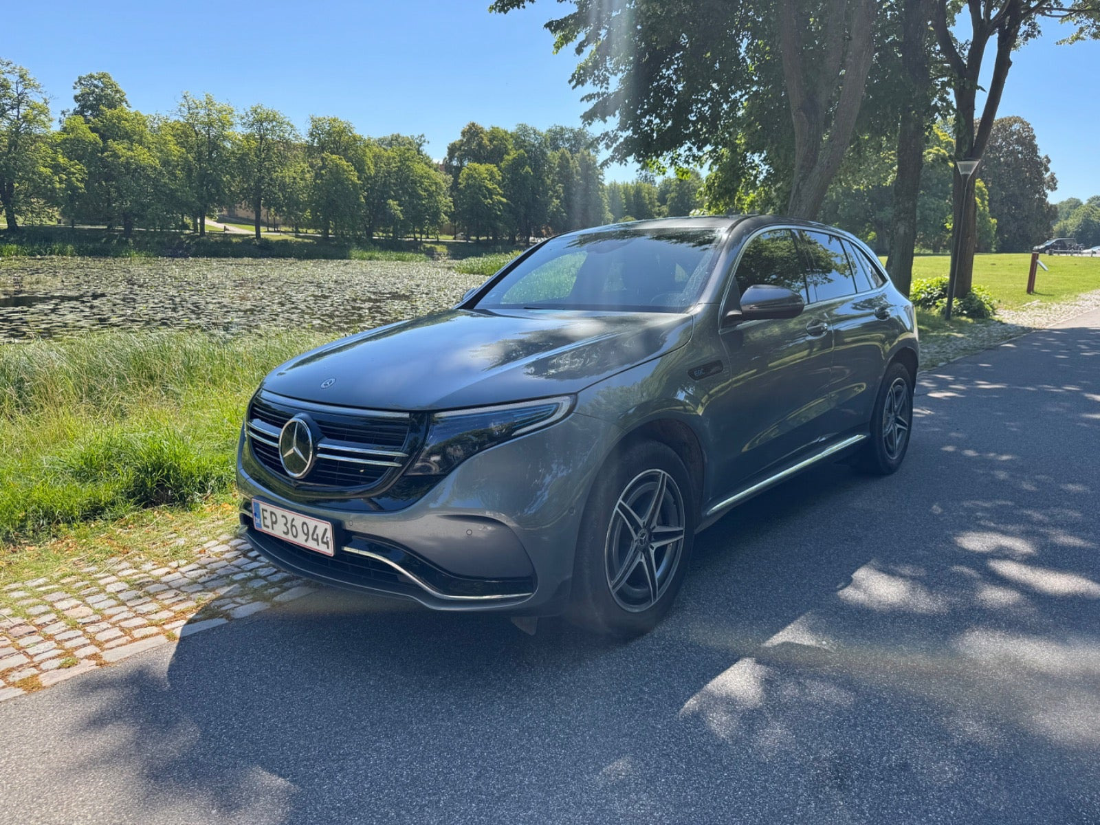 Grå Mercedes EQC400 fra 2023