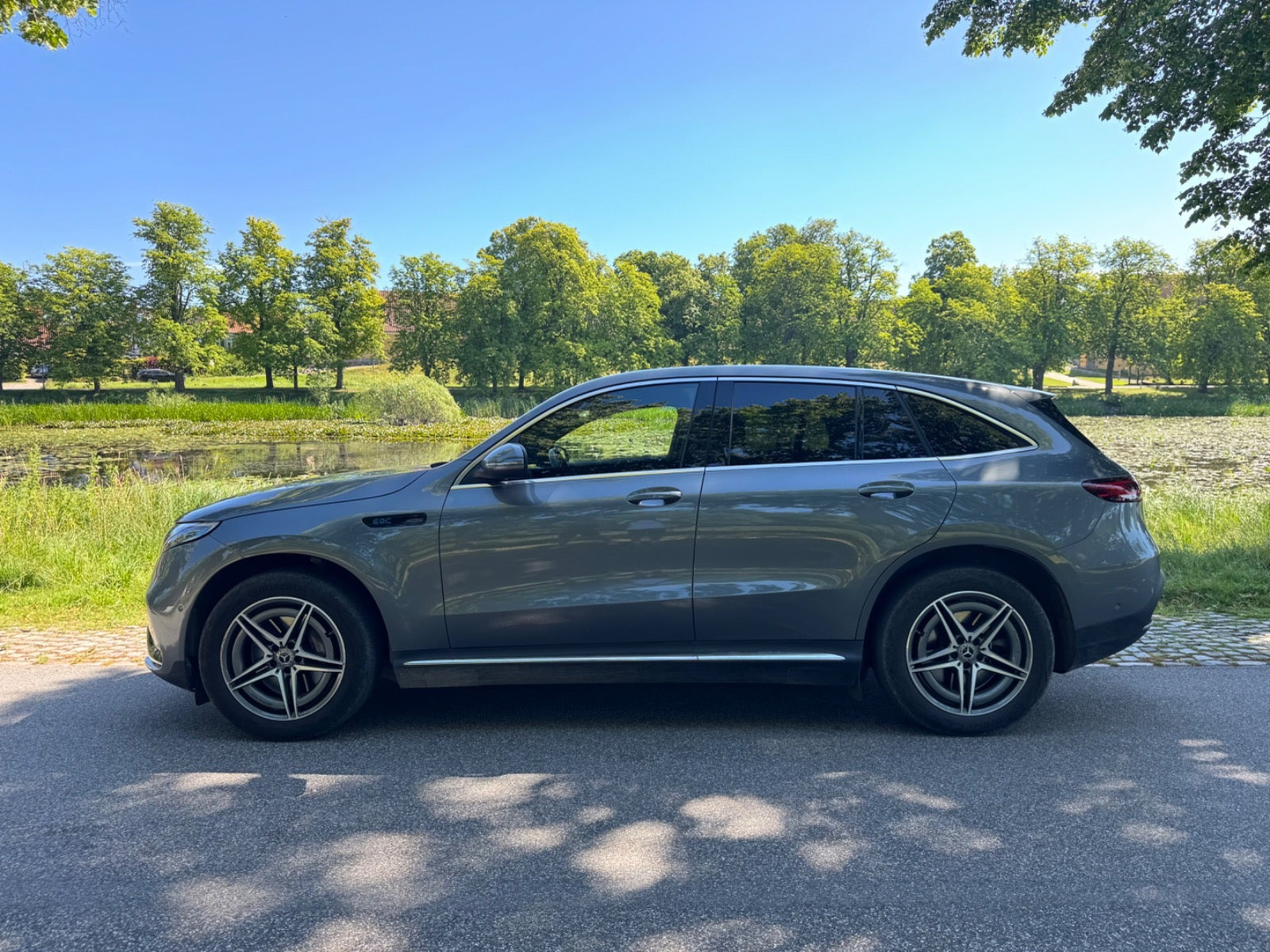 Grå Mercedes EQC400 fra 2023