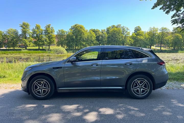 Grå Mercedes EQC400 fra 2023