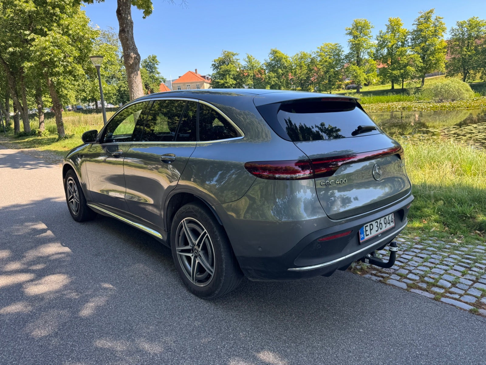 Grå Mercedes EQC400 fra 2023