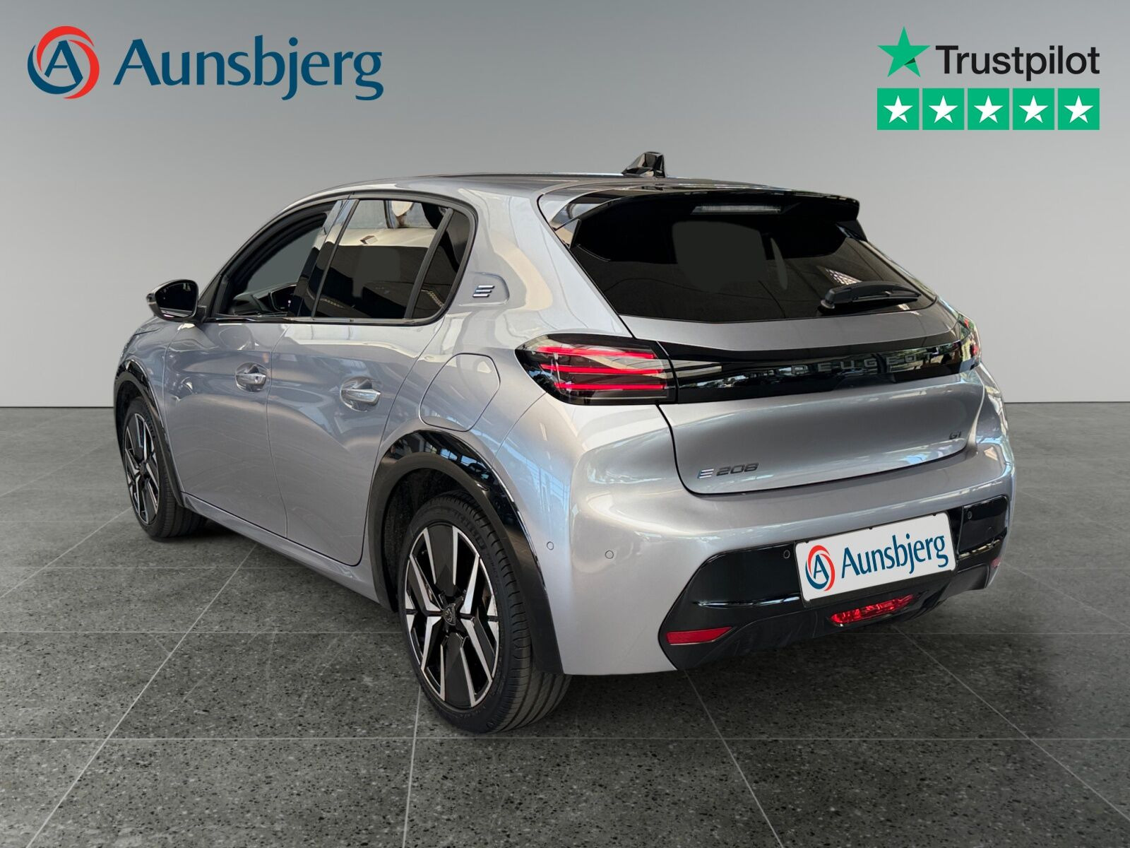 Grå Peugeot e-208 fra 2025