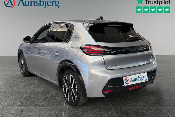 Grå Peugeot e-208 fra 2025