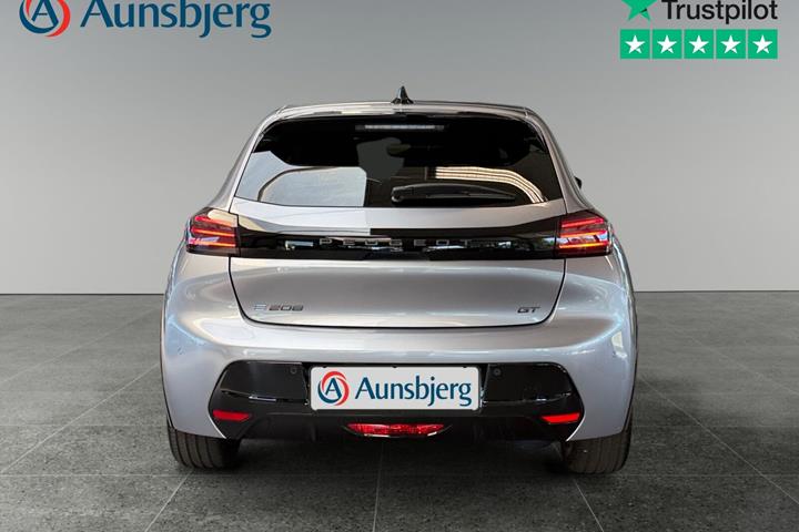 Grå Peugeot e-208 fra 2025