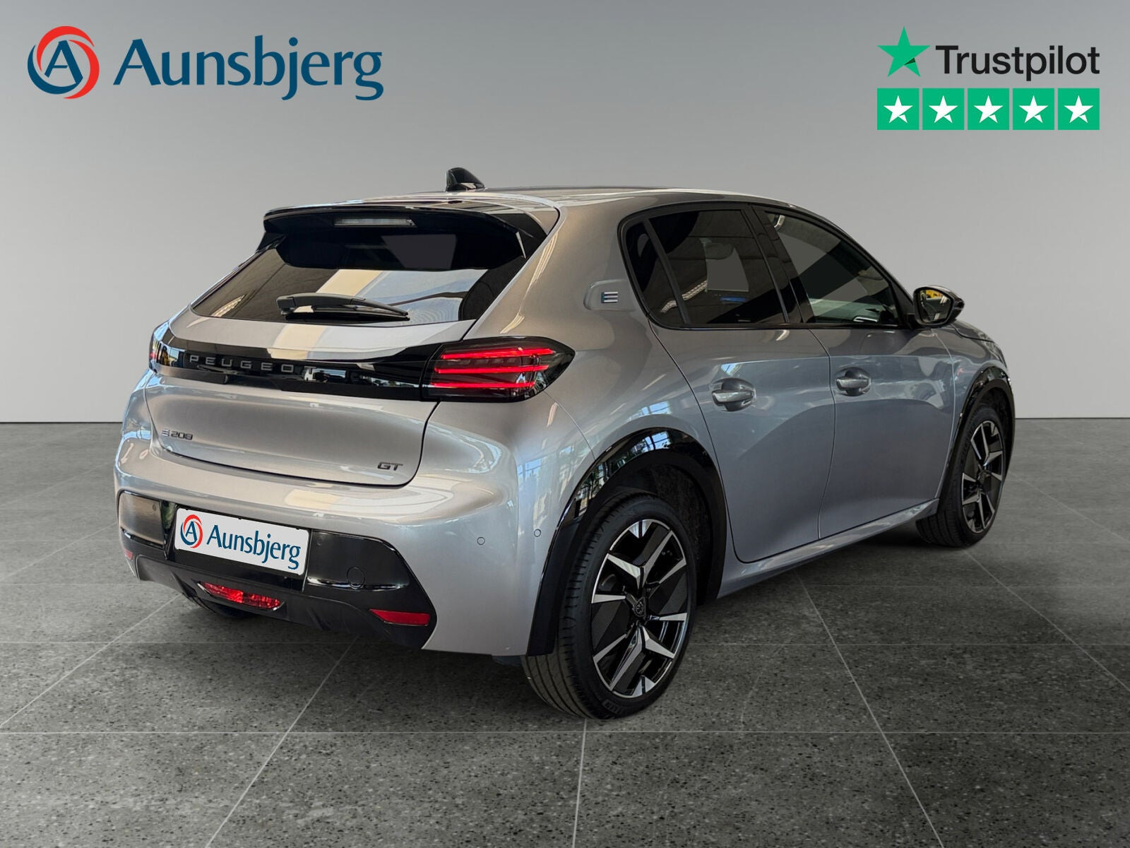 Grå Peugeot e-208 fra 2025