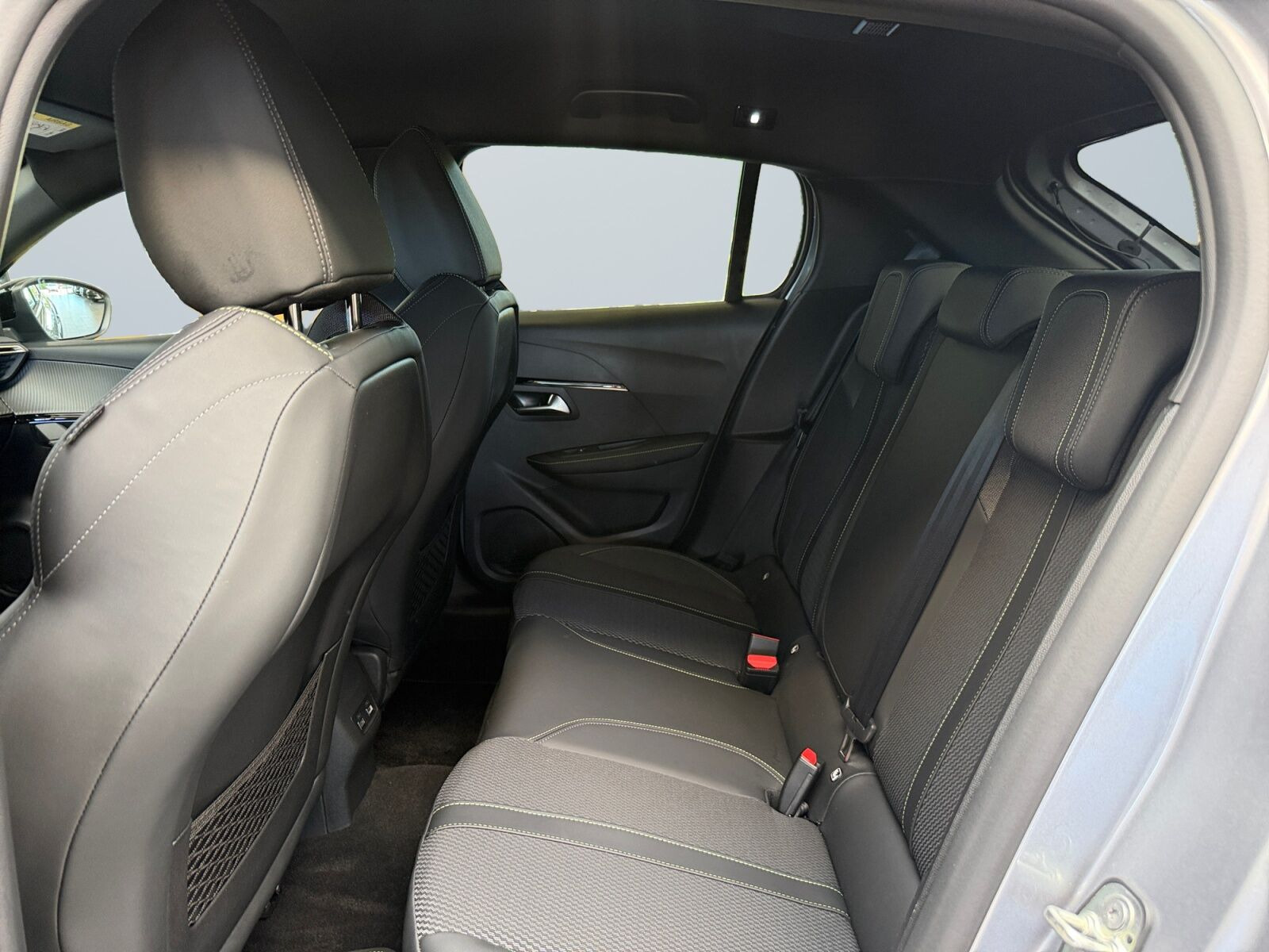 Grå Peugeot e-208 fra 2025