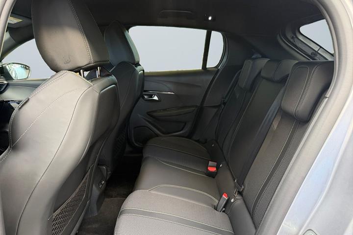 Grå Peugeot e-208 fra 2025