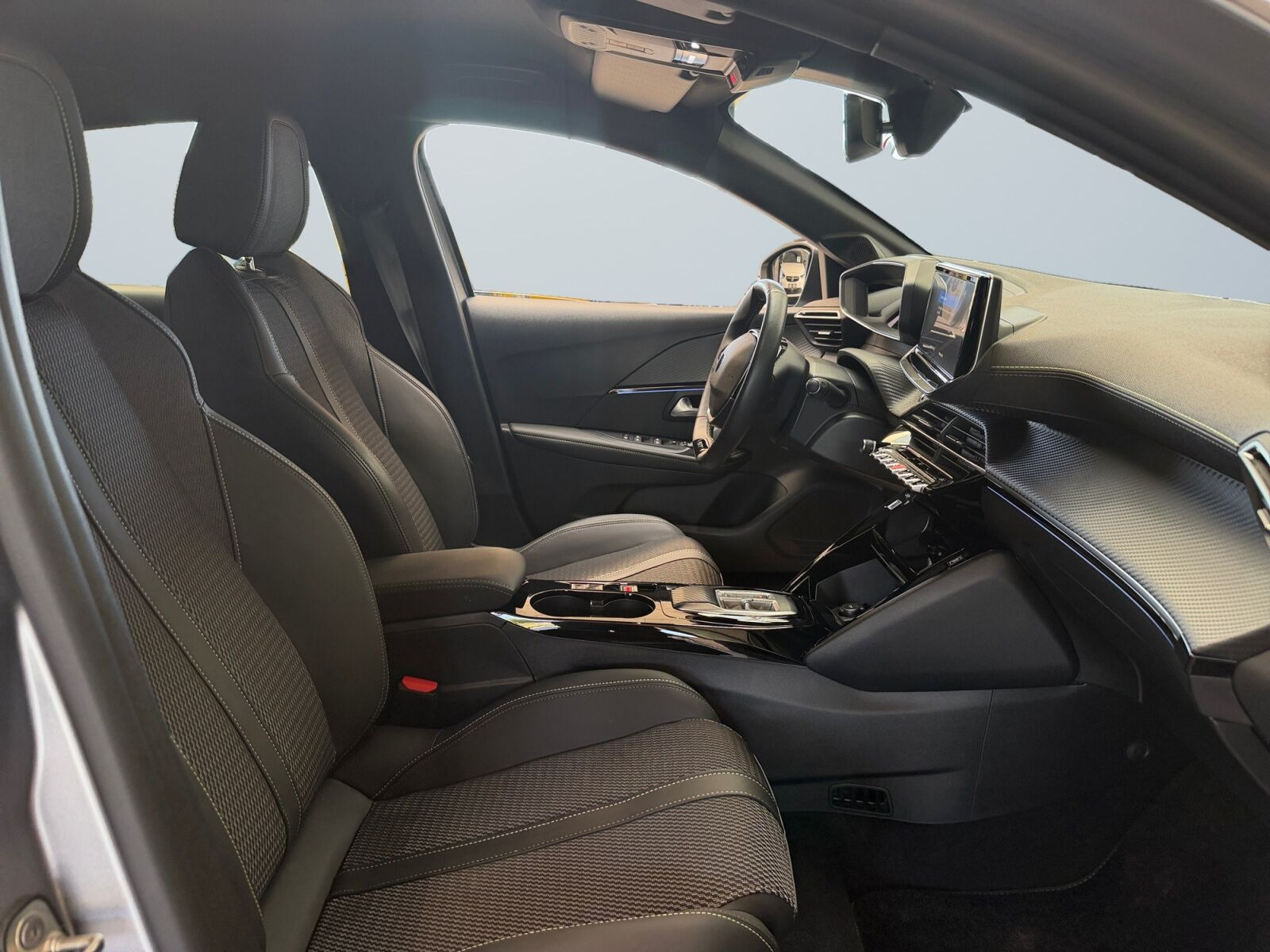 Grå Peugeot e-208 fra 2025