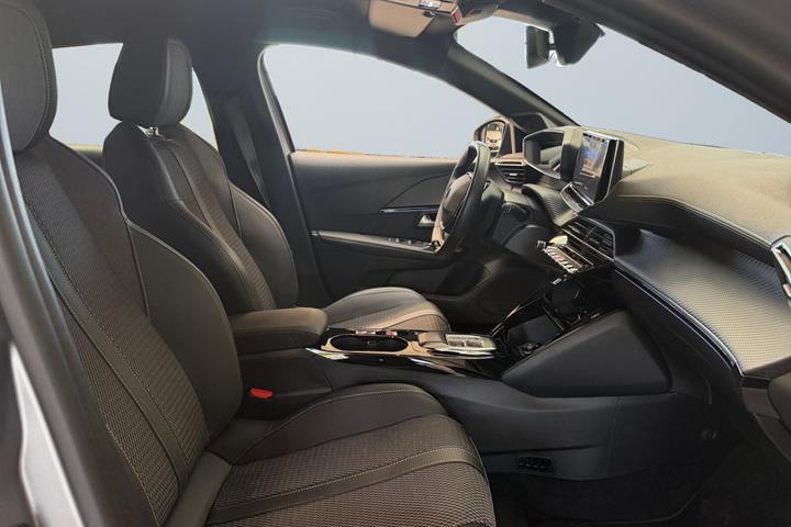 Grå Peugeot e-208 fra 2025