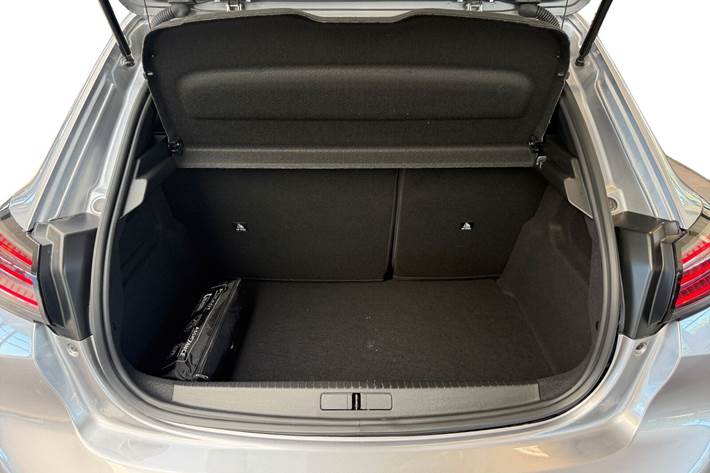 Grå Peugeot e-208 fra 2025