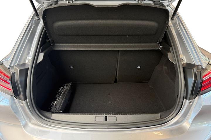 Grå Peugeot e-208 fra 2025