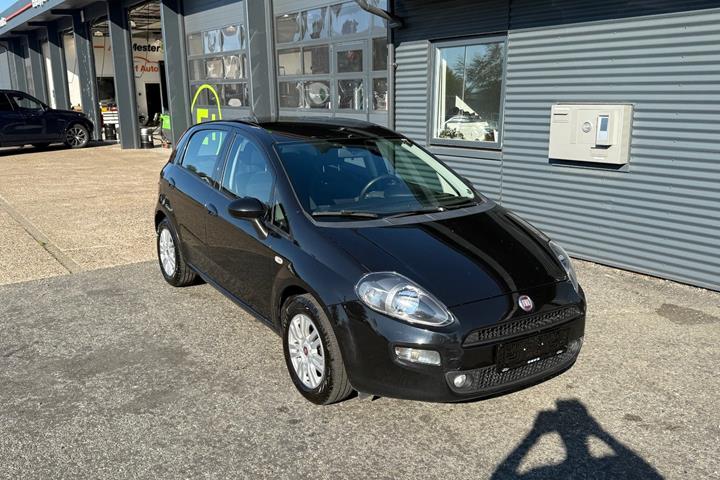 Sort Fiat Punto fra 2015 set udefra