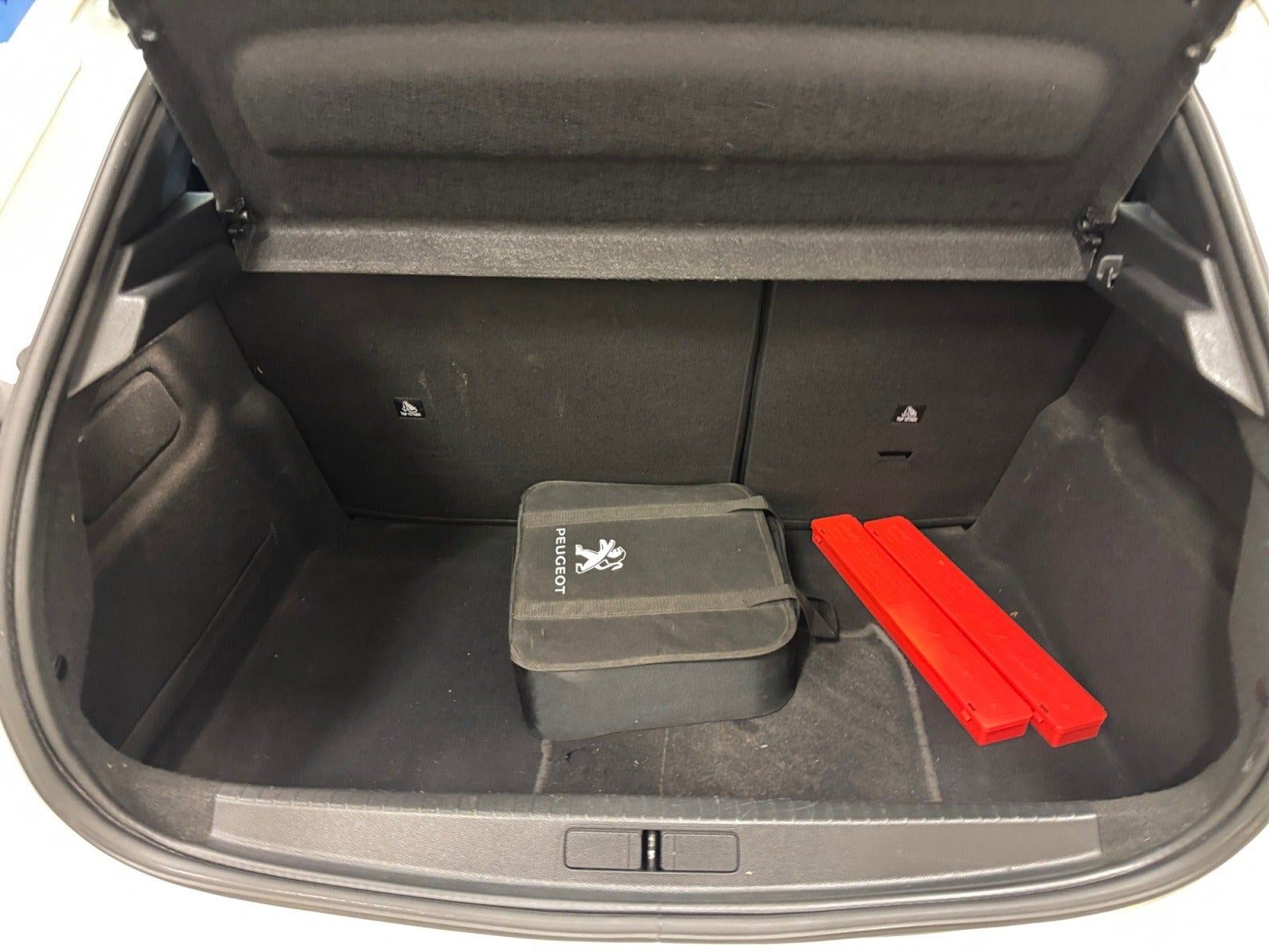 Hvid Peugeot e-208 fra 2021