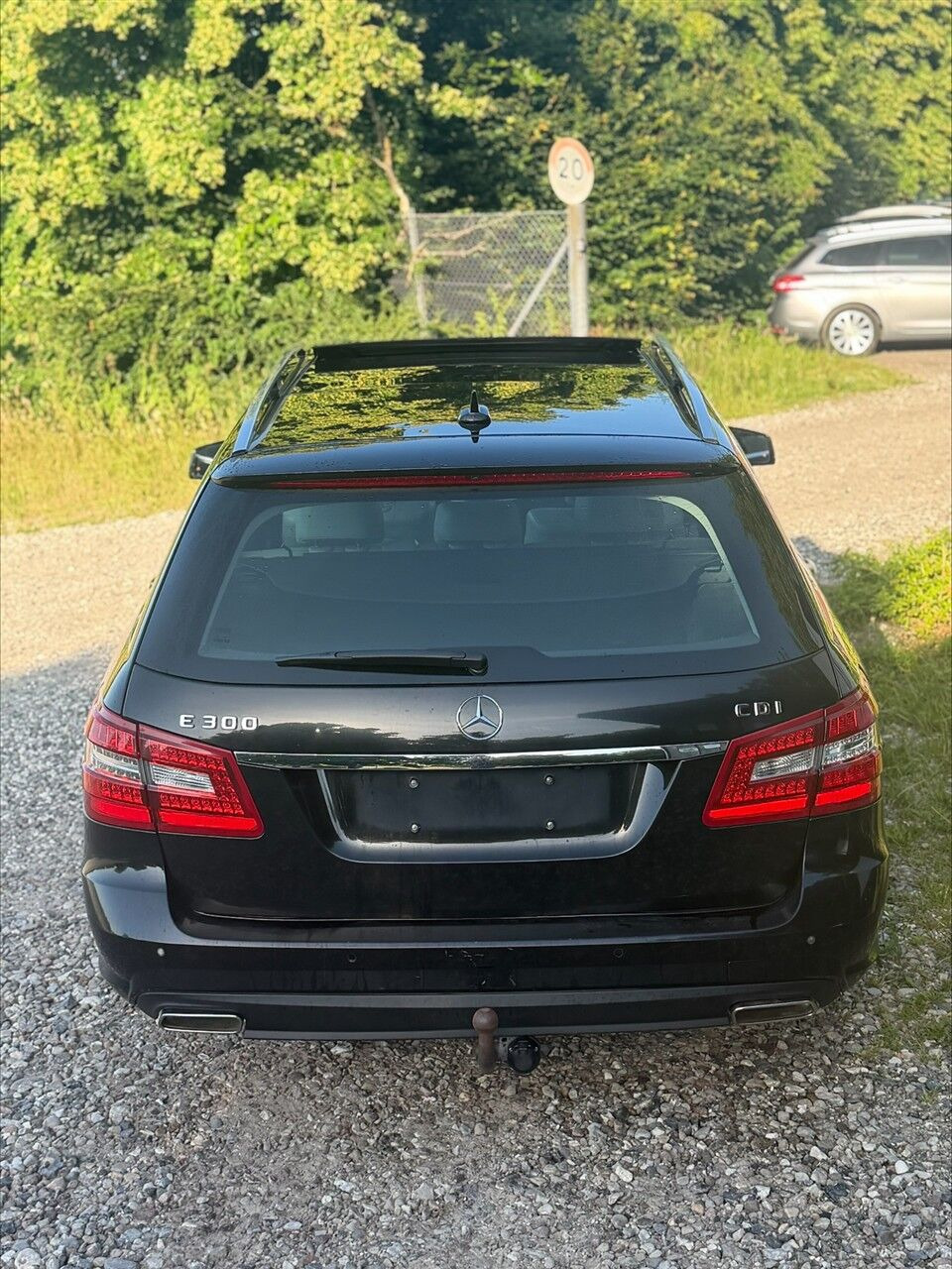 Sort Mercedes E300 d fra 2012 set udefra